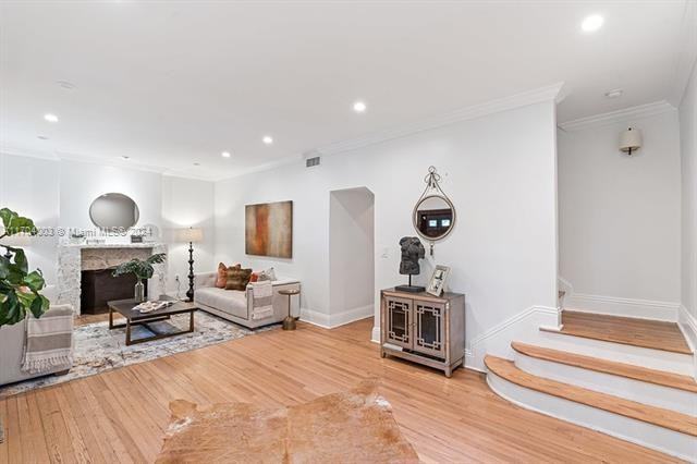 1329 Obispo Ave - Photo 3 of 8