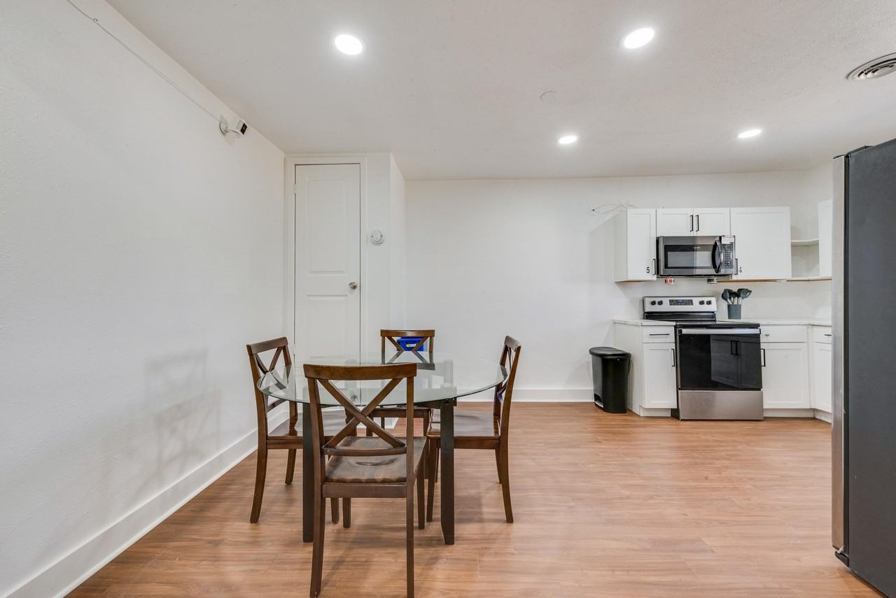 Melissa St - Photo 2 of 6