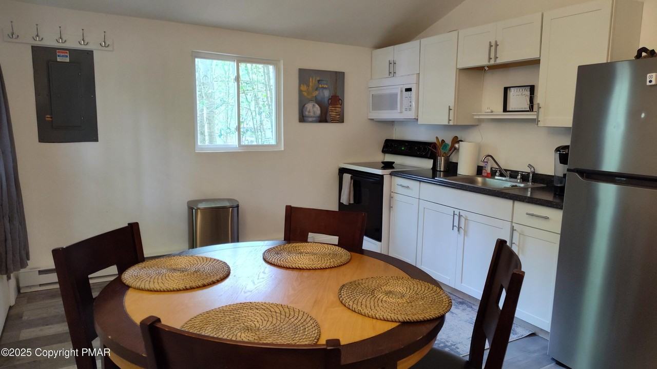 321 Stroud Ct - Photo 3 of 9