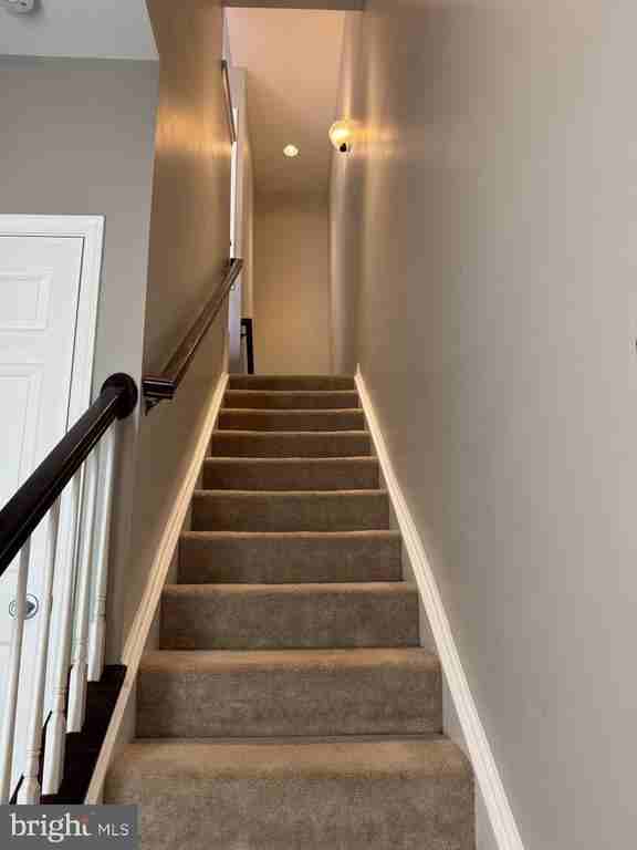 10035 Moxleys Ford Ln - Photo 3 of 28