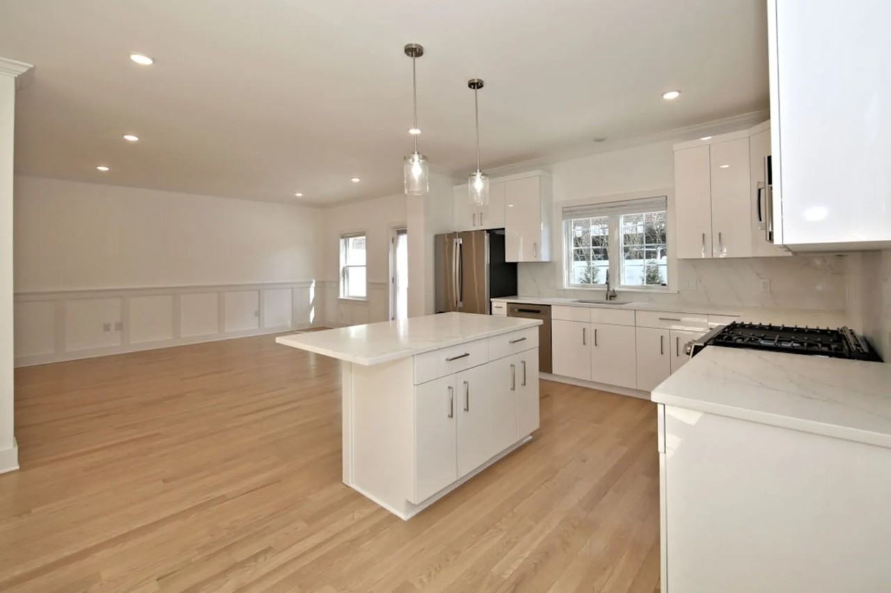 157 Franklin Ave - Photo 3 of 10