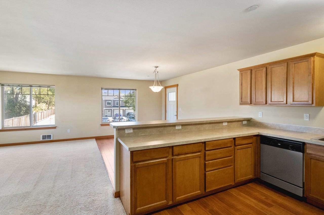 Townhomes/Apartments - Photo 5 of 19