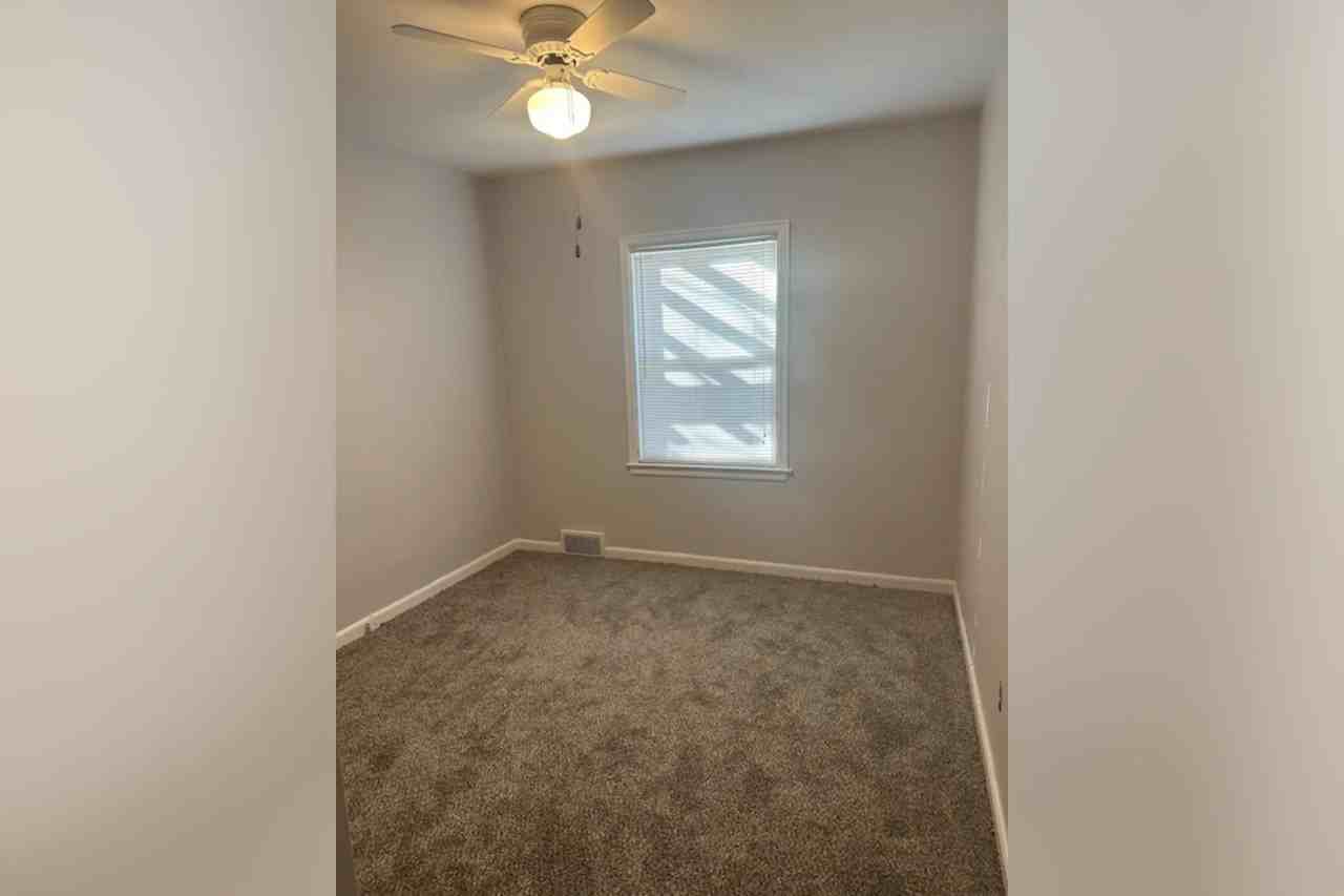 1915 52nd St - Photo 2 of 9