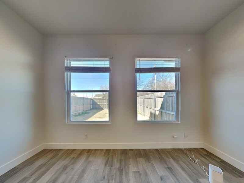 217 N Wright St - Photo 4 of 19