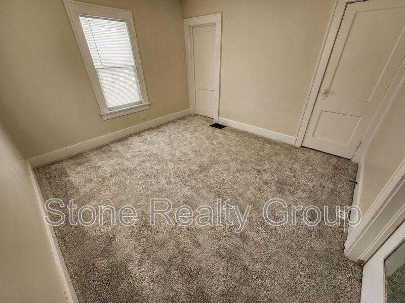 1216 S 25th St - Photo 6 of 10