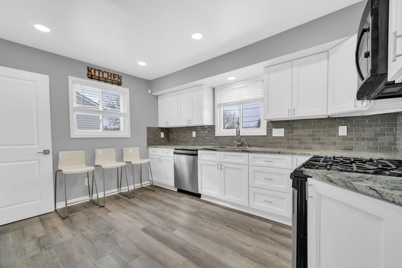 1572 Woodhurst Ave - Photo 3 of 48