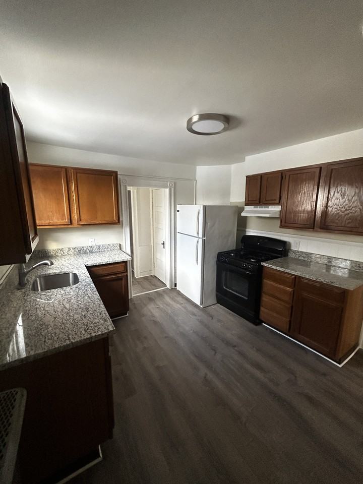 15 Middle St - Photo 2 of 6