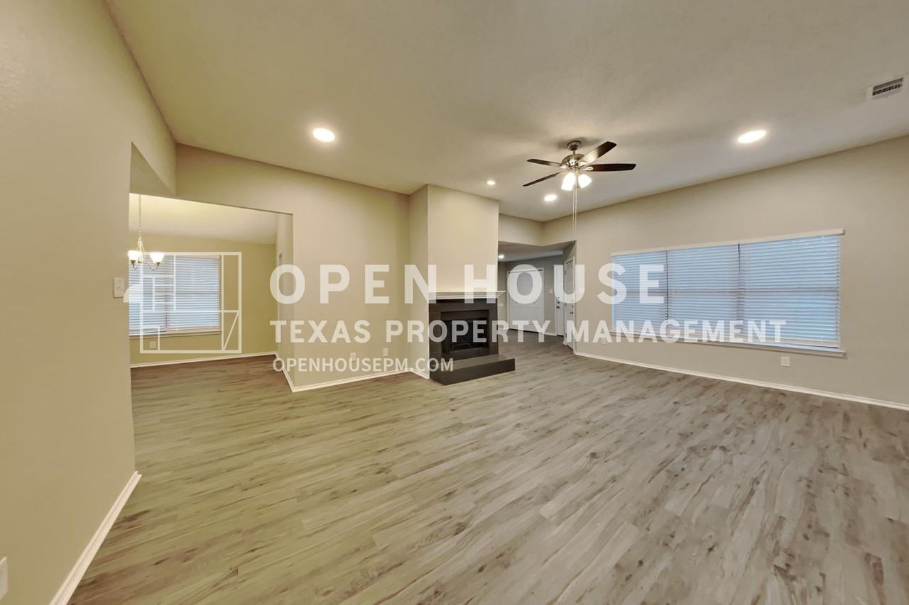 2302 Cortland Cir - Photo 3 of 19