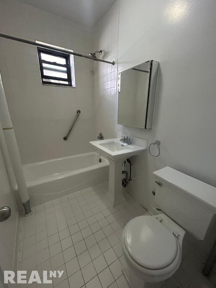 W 11th St #1D - Photo 5 of 5