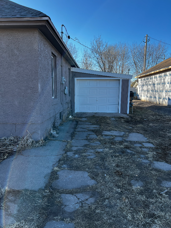 905 Wth St - Photo 3 of 9