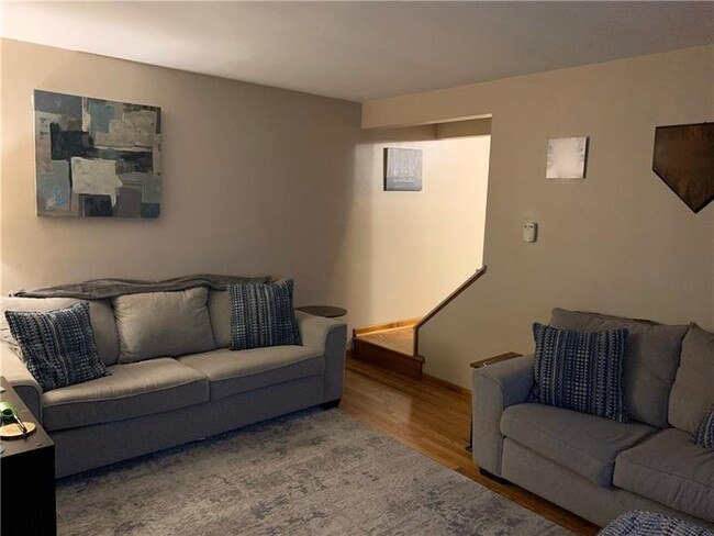 1423 Pine Hollow Rd - Photo 2 of 8