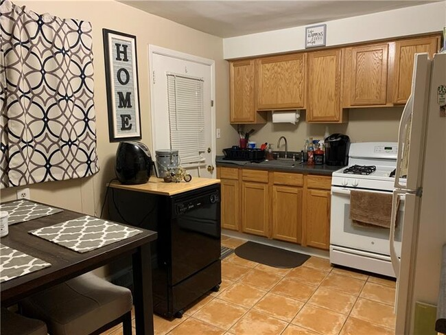 1423 Pine Hollow Rd - Photo 3 of 8