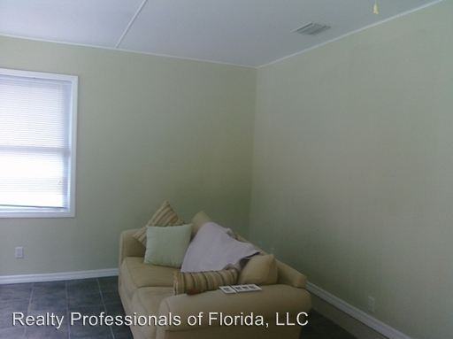 16181 Hillside Cir - Photo 2 of 8