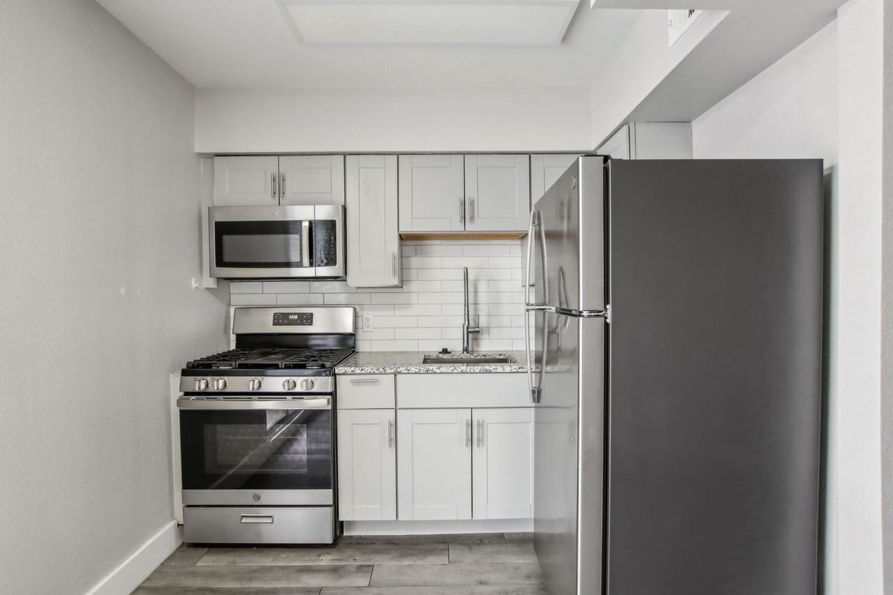 Venture on 52nd - Photo 5 of 50