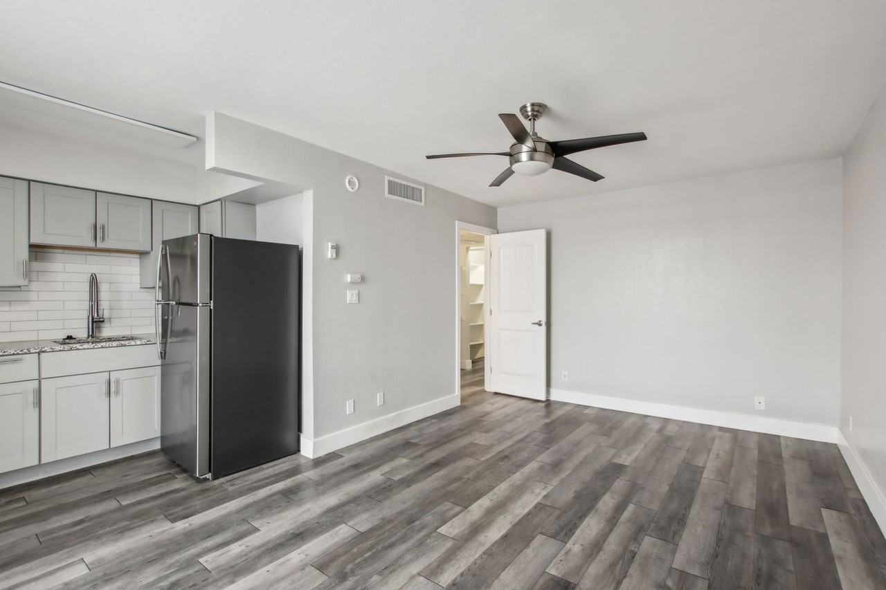 Venture on 52nd - Photo 6 of 50