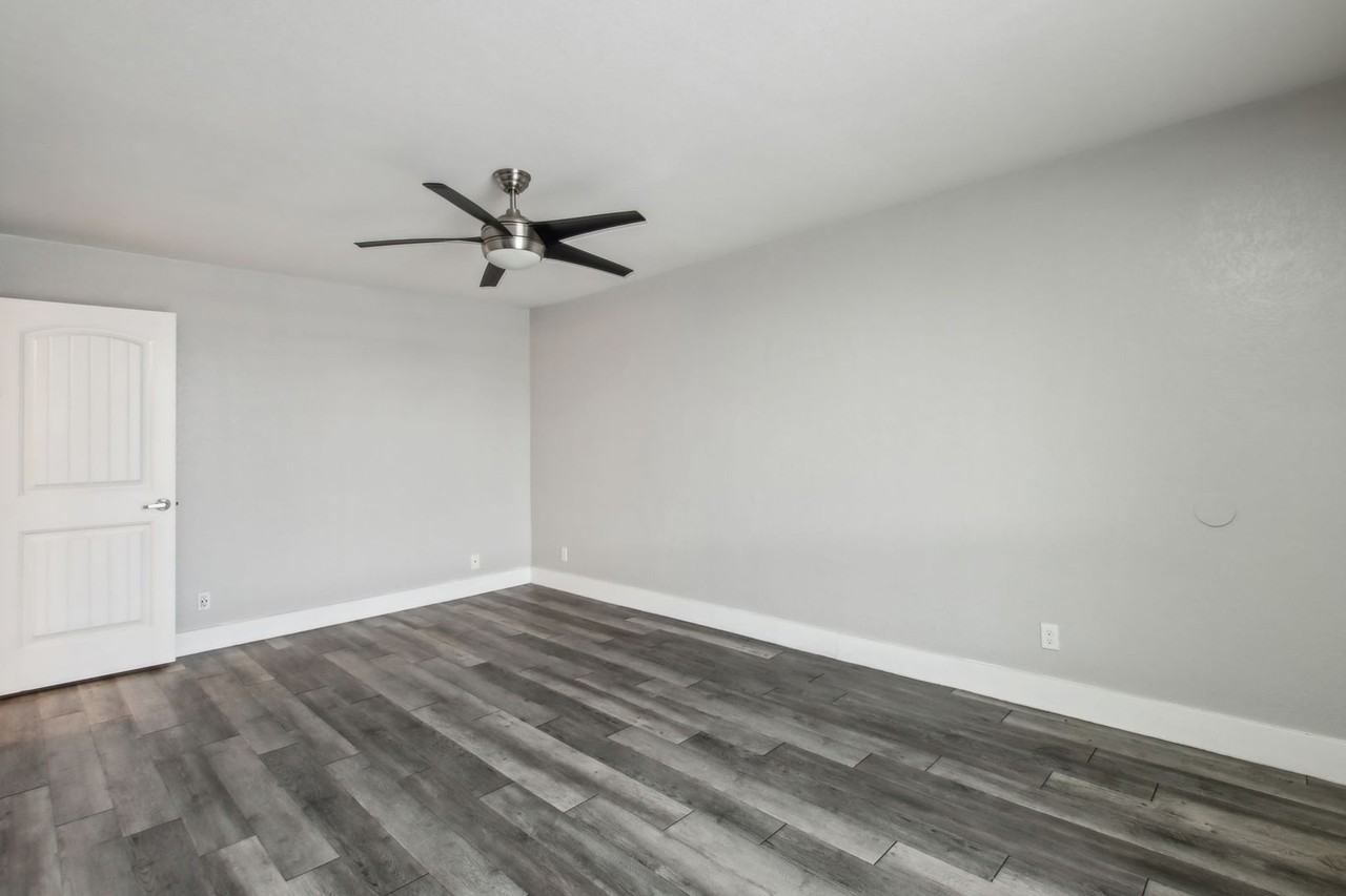 Venture on 52nd - Photo 7 of 50