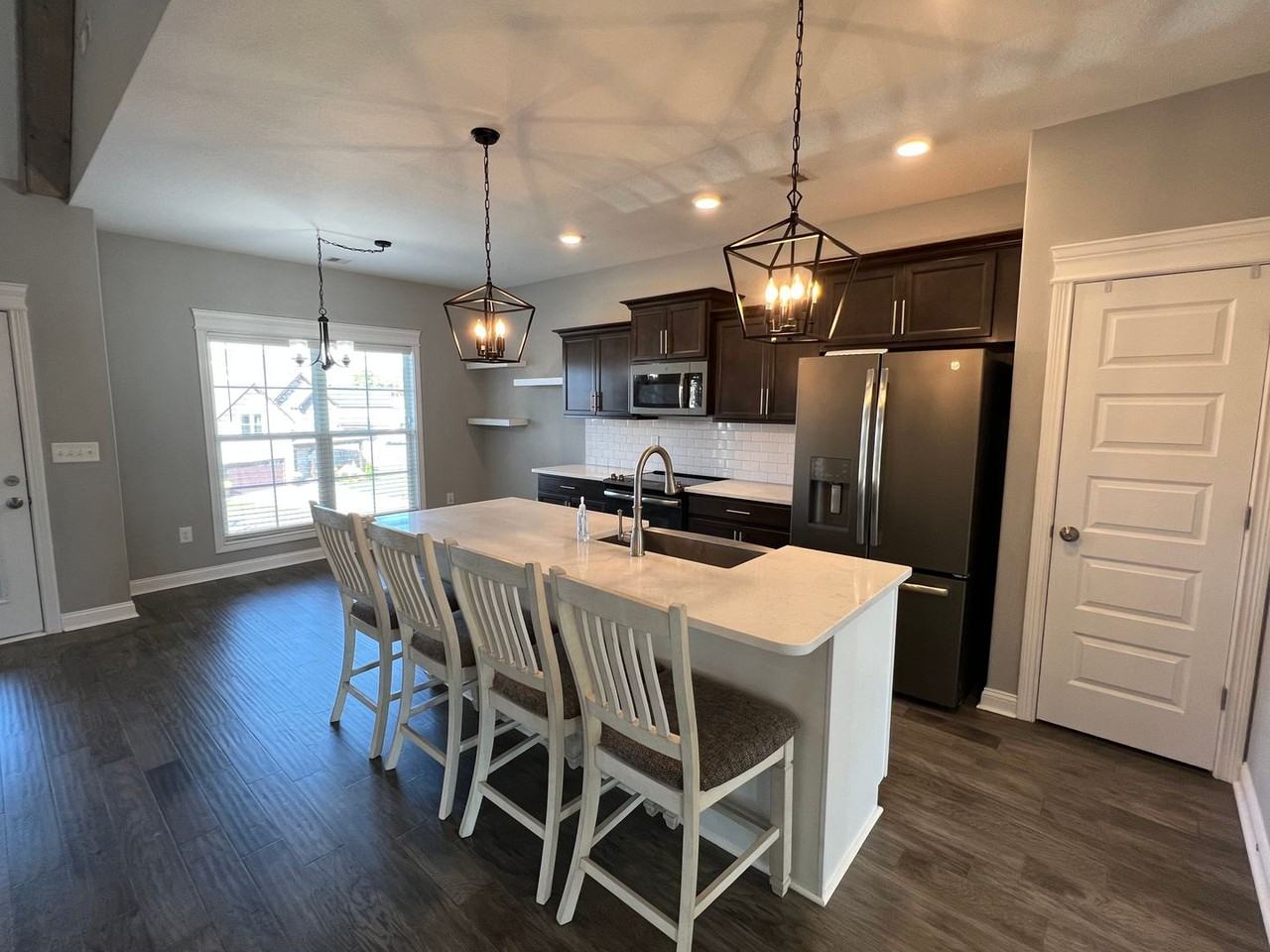 607 Bassett Ln - Photo 3 of 19