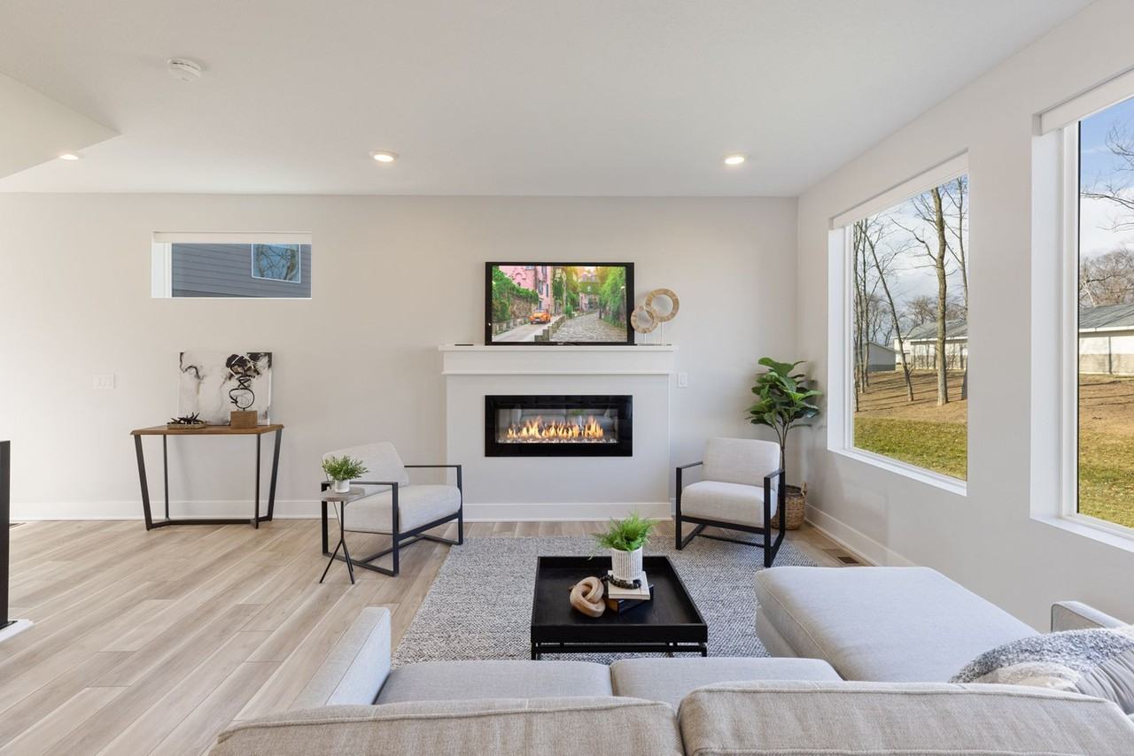 950 Lincoln Way - Photo 3 of 19