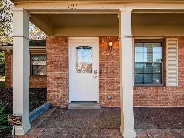 121 Ellington Pl - Photo 3 of 18