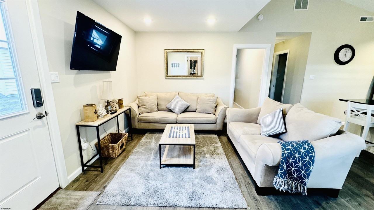 104 N Rosborough Ave - Photo 3 of 23