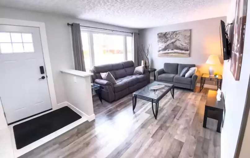 2238 Victoria Ave E - Photo 3 of 9