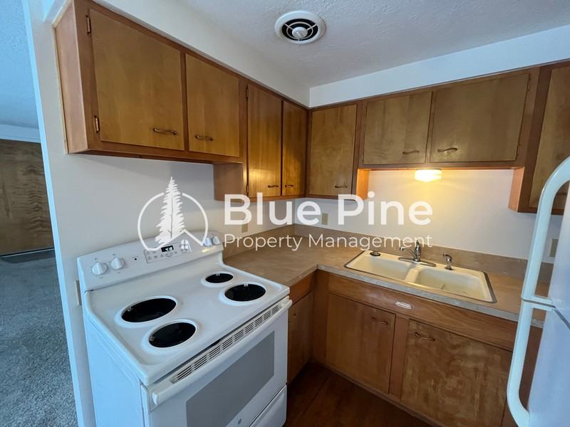 542 Gladstone St #2 - Photo 6 of 15