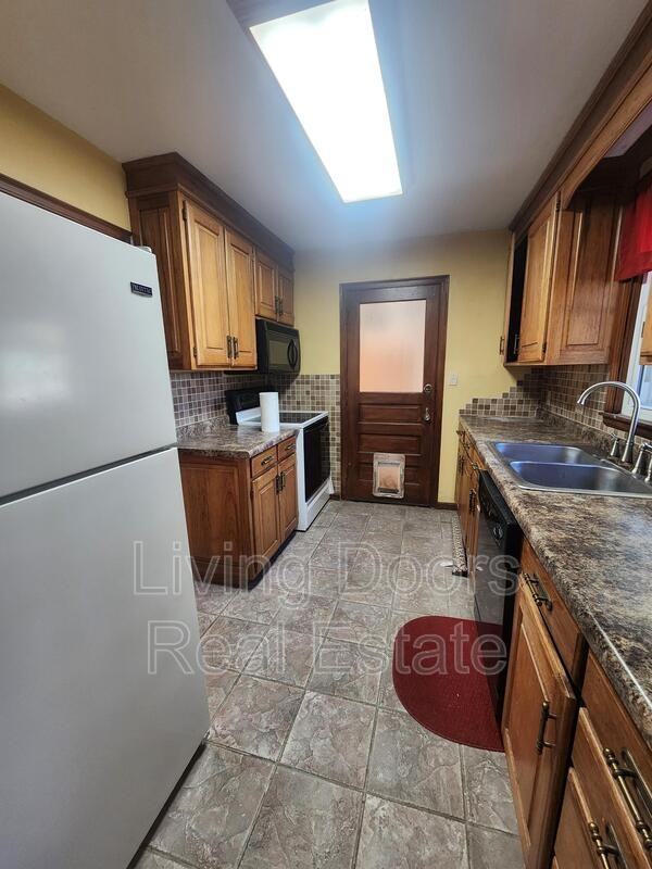 1676 Burr St - Photo 3 of 12