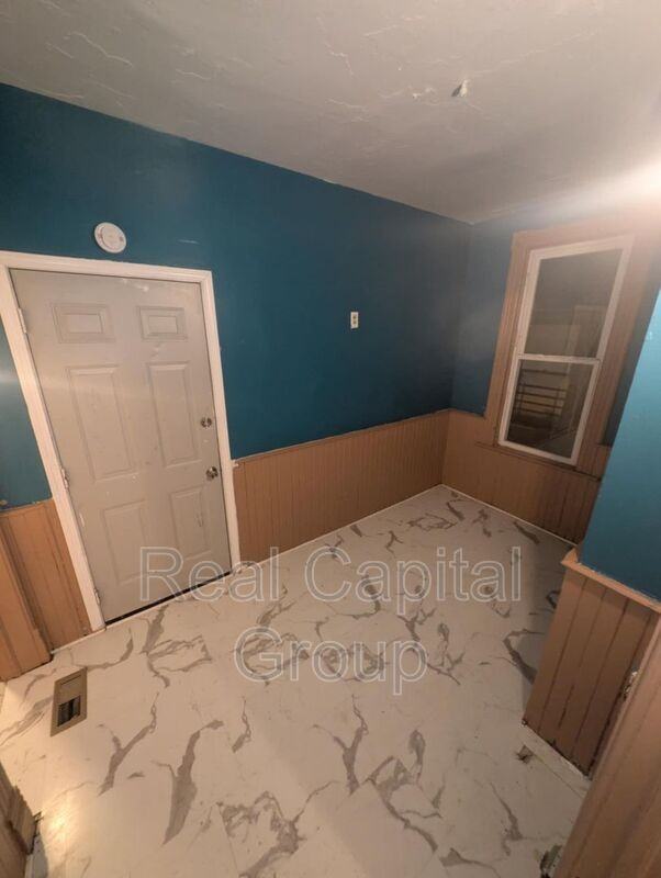 243 Peach St #1stFL - Photo 3 of 12