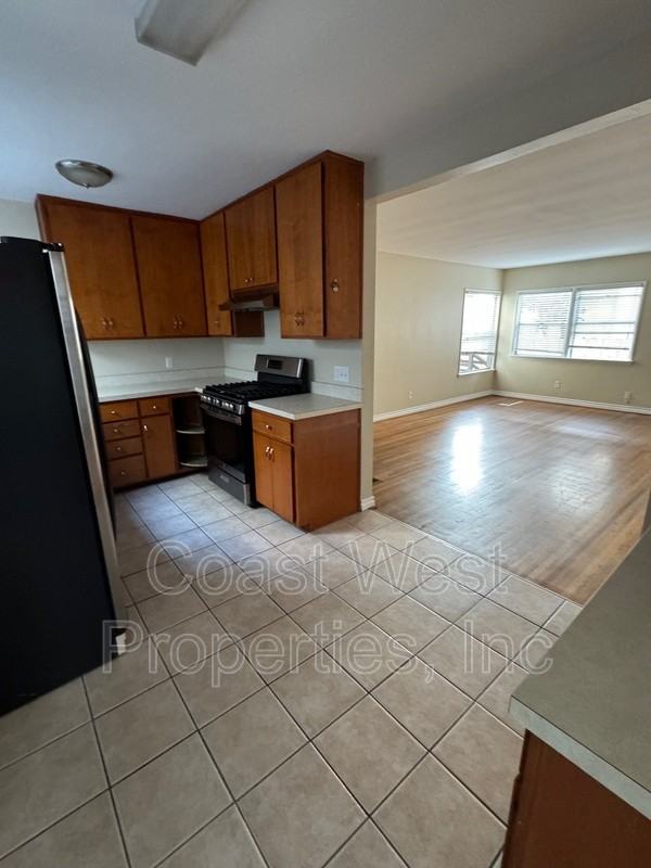 1047 Loring St - Photo 3 of 8