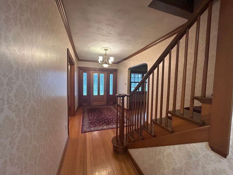 123 Lonsdale Ave - Photo 2 of 19