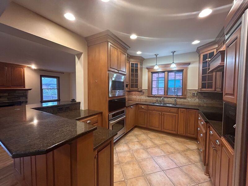 123 Lonsdale Ave - Photo 3 of 19