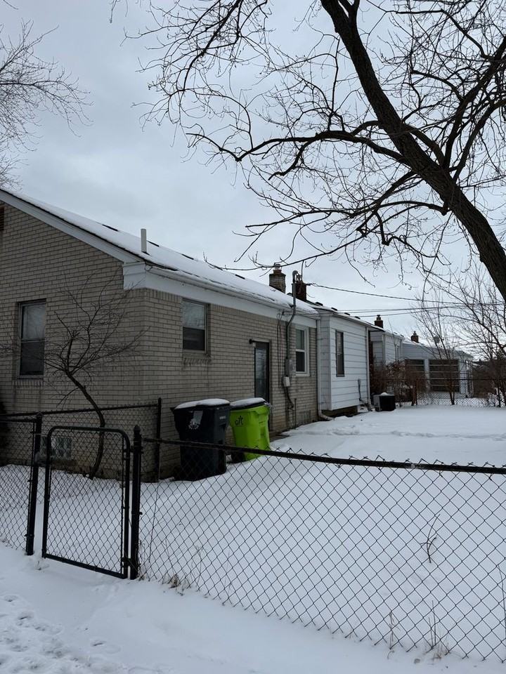 18400 Marquette St - Photo 3 of 24