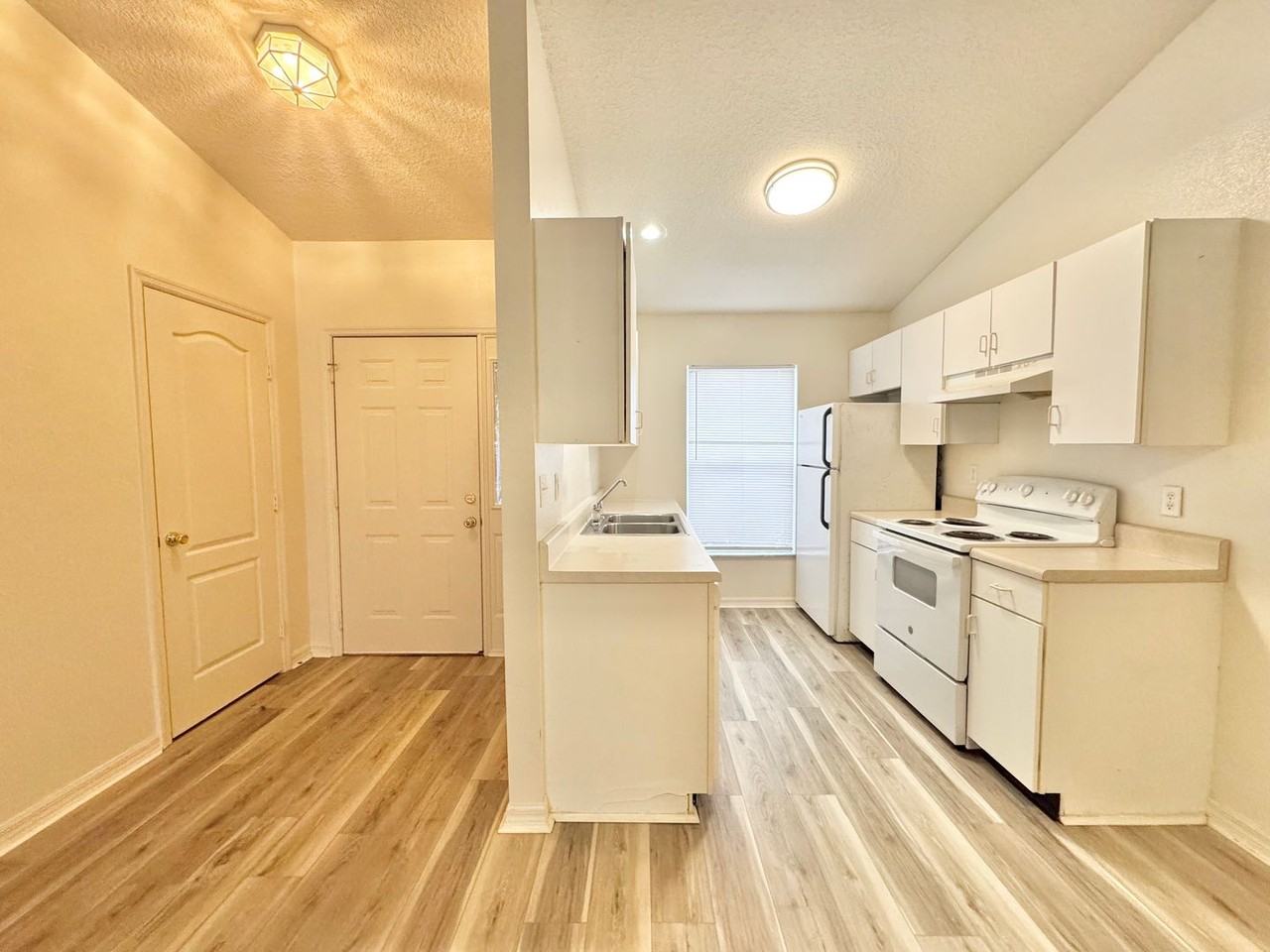 3228 Courtney Dr - Photo 4 of 33