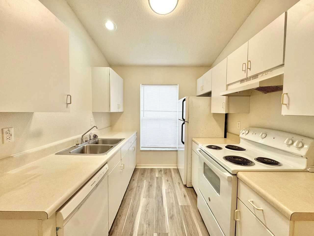 3228 Courtney Dr - Photo 5 of 33