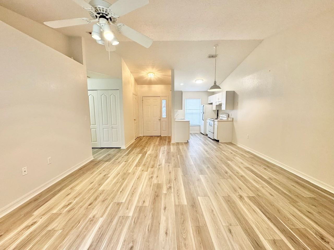 3228 Courtney Dr - Photo 3 of 33