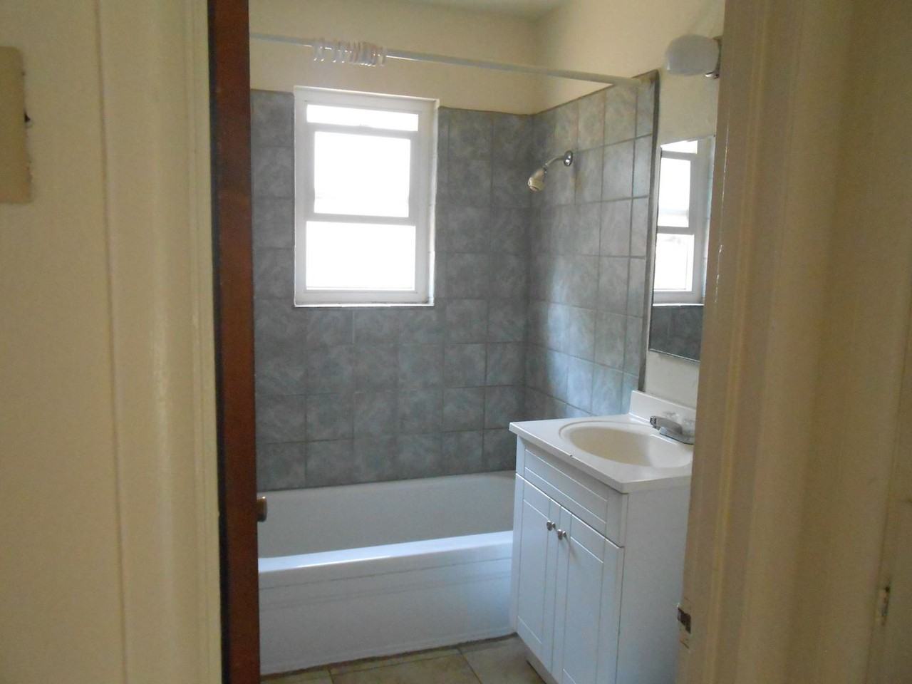 1171 Bond St - Photo 2 of 10