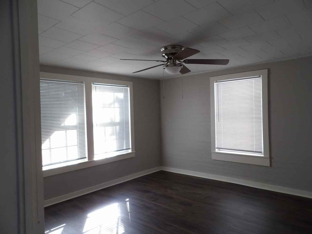 402 Sunset Dr - Photo 3 of 7