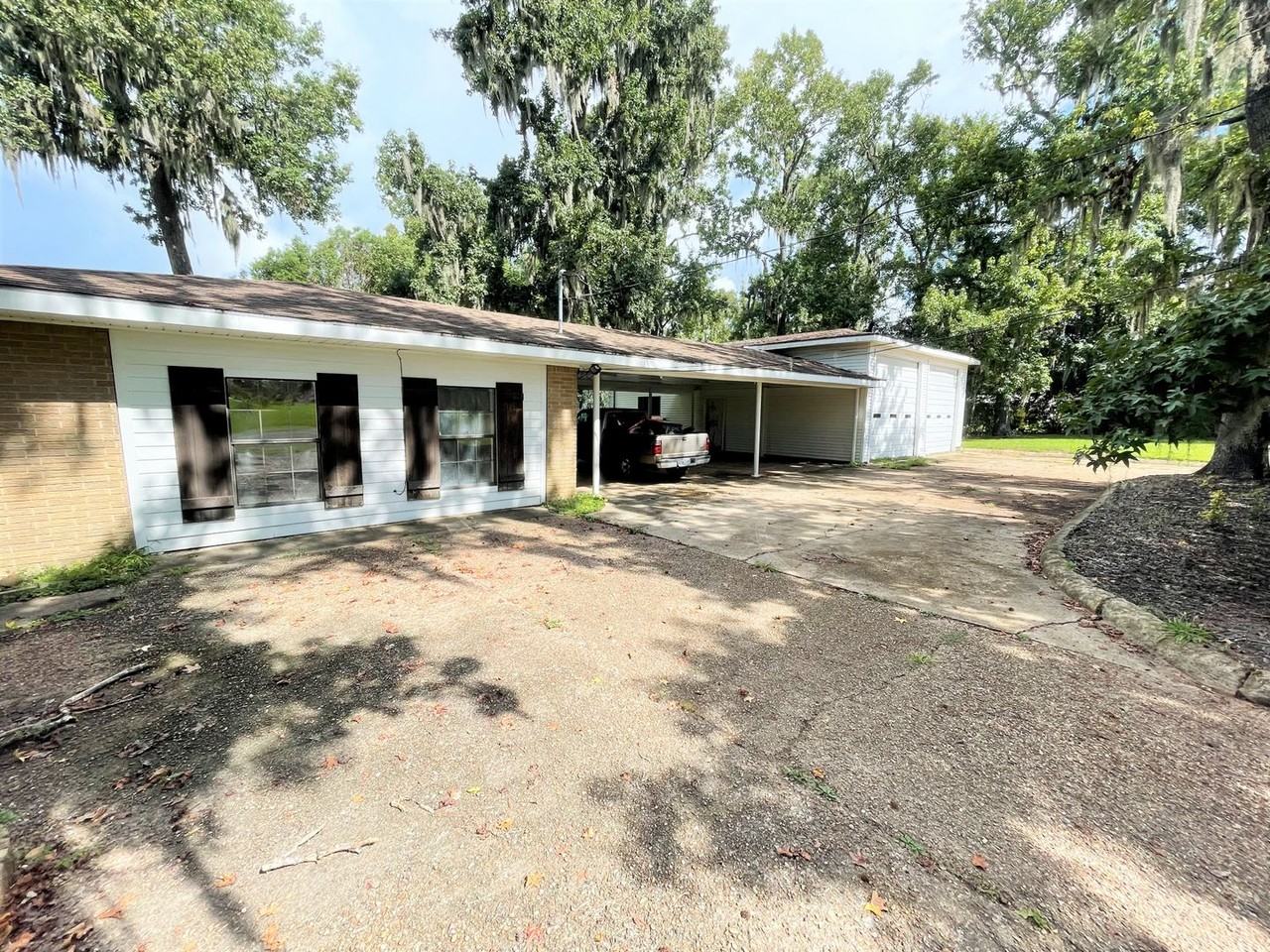 1045 Sharp St - Photo 2 of 21