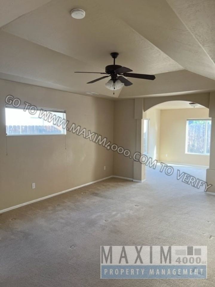 922 Pioneer Dr - Photo 3 of 19