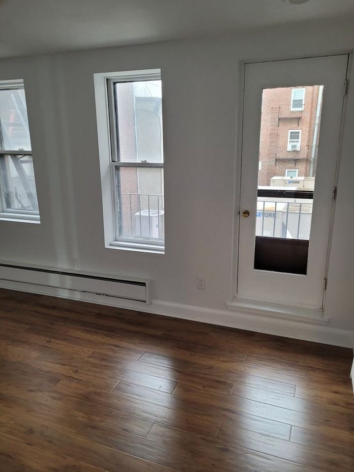 217 Hanover Street - Photo 4 of 23