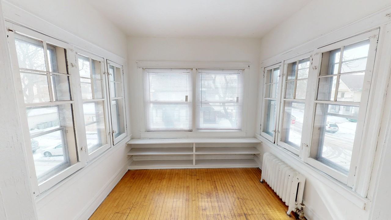 1902 E Linnwood - Photo 3 of 50