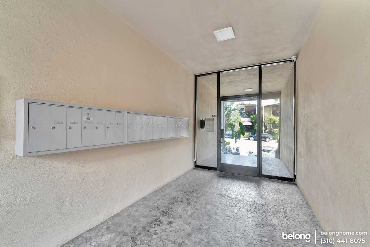 1435 N Fairfax Ave #5 - Photo 6 of 35