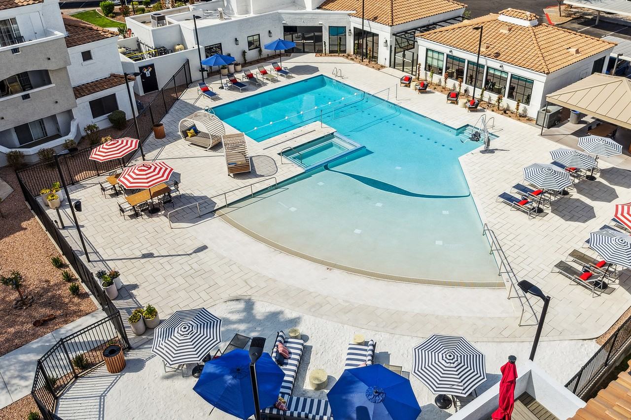 909 West - Photo 4 of 50