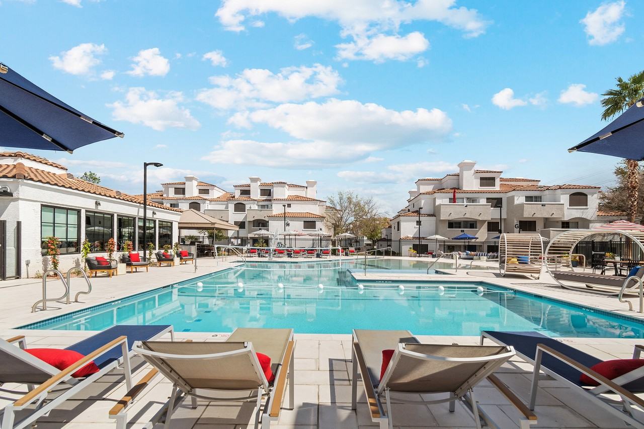 909 West - Photo 5 of 50