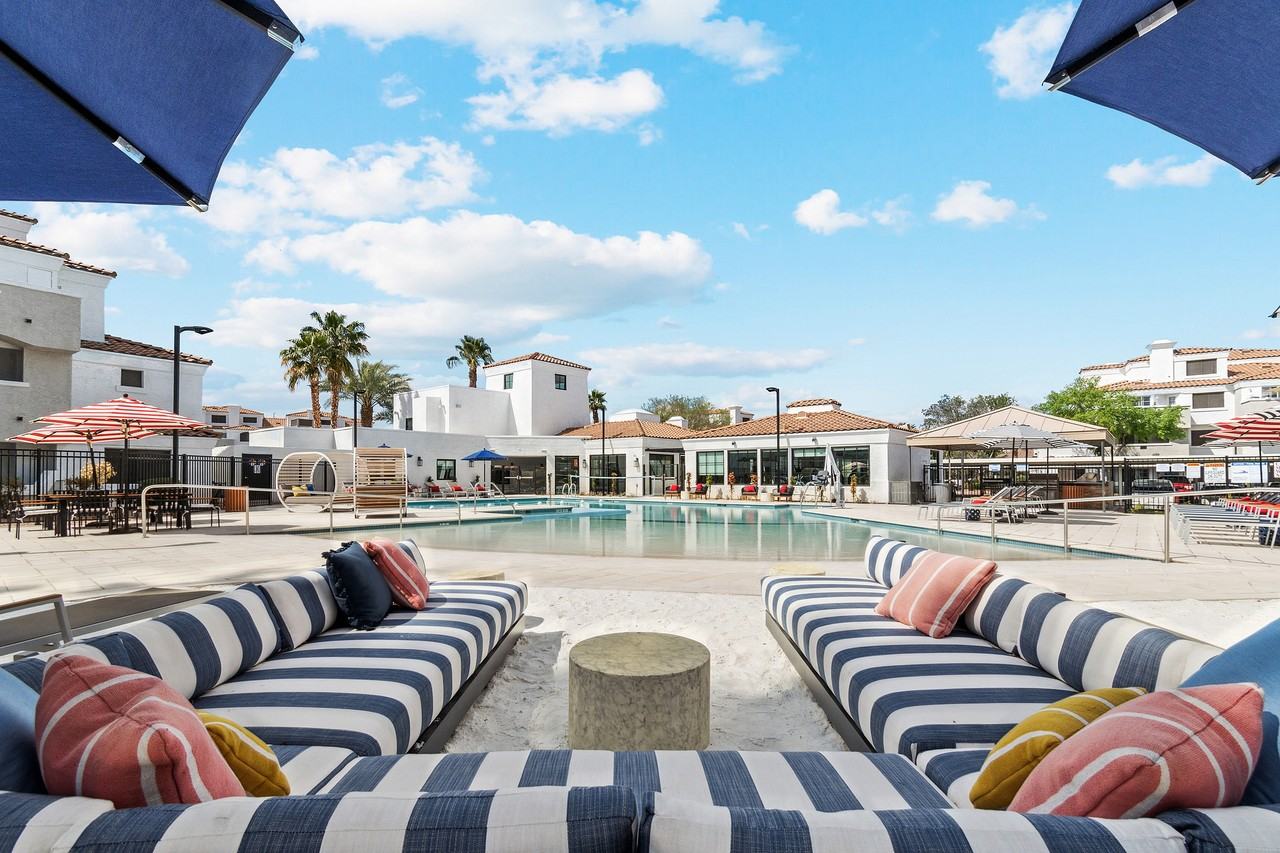 909 West - Photo 6 of 50