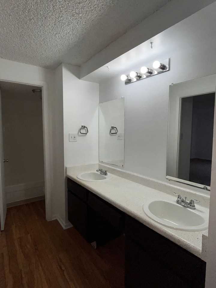 Grandview Towers - Photo 5 of 11