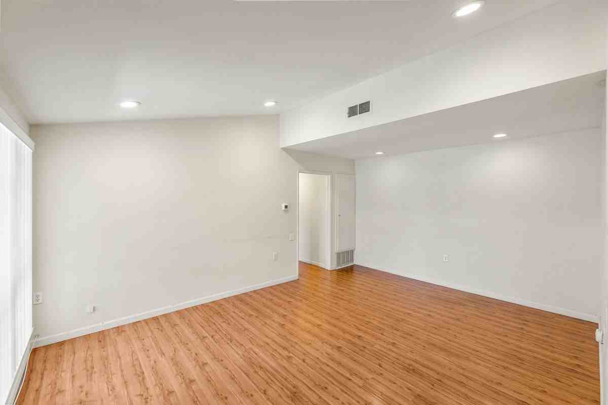 19201 Avenue Of The Oaks ##C - Photo 3 of 21