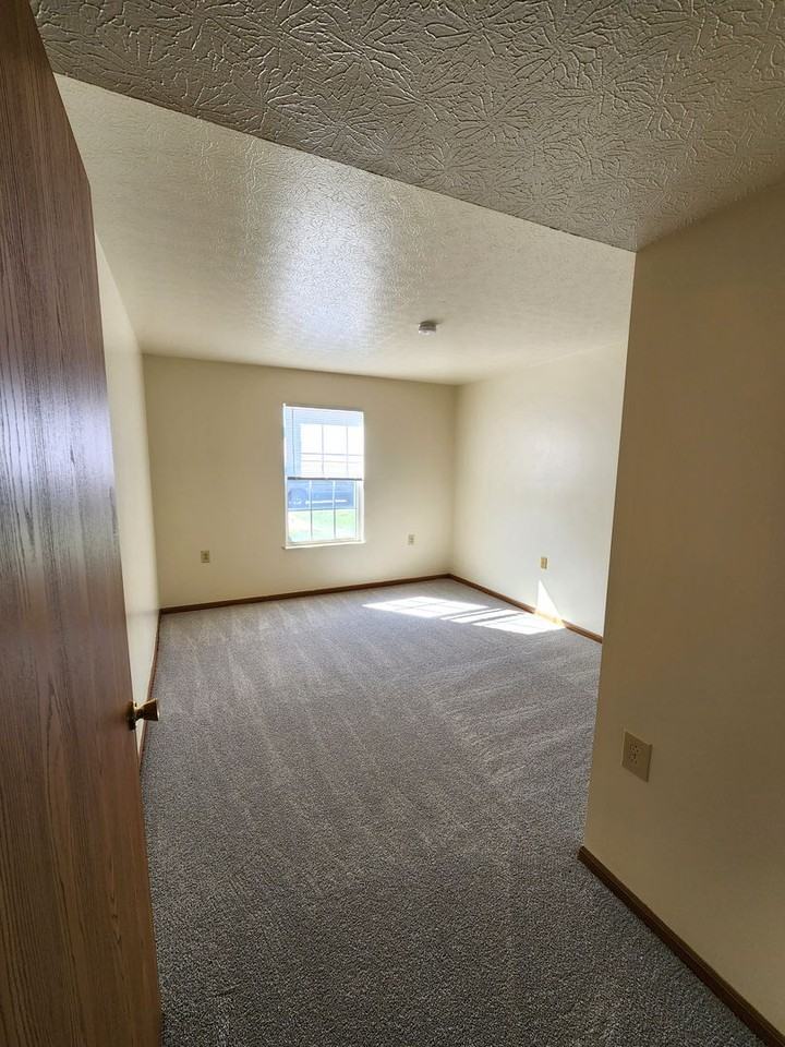 Bowling Green Estates - Photo 5 of 6