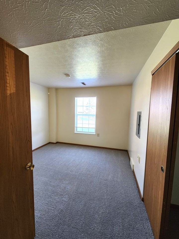 Bowling Green Estates - Photo 6 of 6