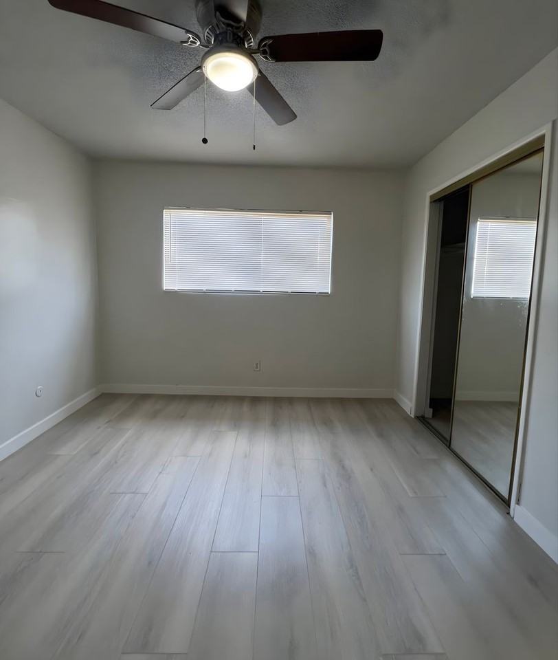 1037 W 92nd St #7 - Photo 2 of 4